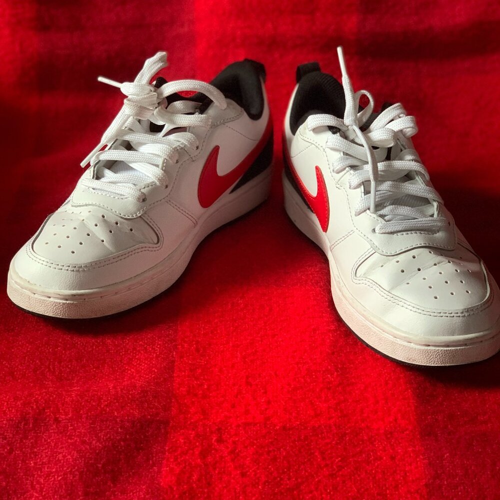 Nike/ Size 5.5 kids/White/Black/University Red